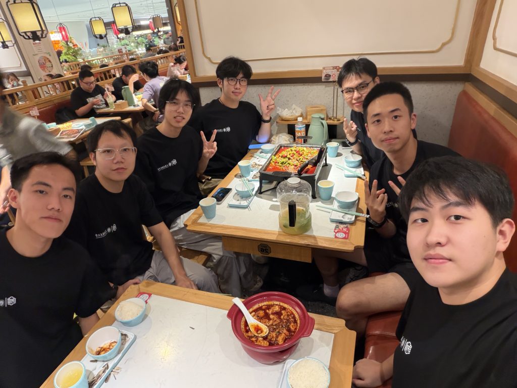赛场之外，也是队友